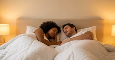 Higiene do Sono a Dois - Casal em sono profundo num quarto minimalista com iluminação quente, praticando higiene do sono a dois